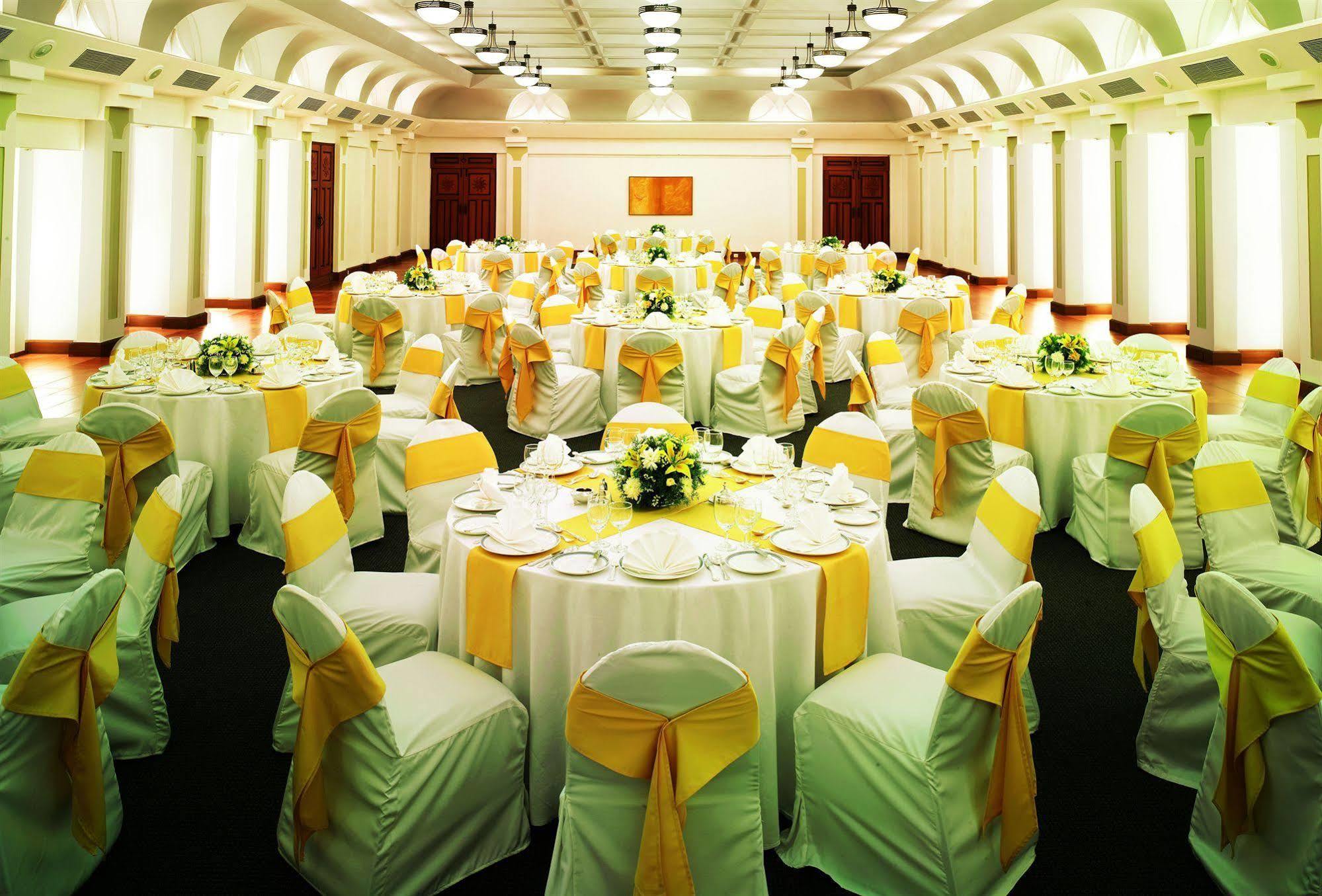 Taj Cidade De Goa Heritage, Goa Santa Cruz Exterior foto A wedding reception at the Royal Thai Navy Convention Center